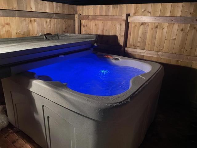 Pond View Pod 3 With Private Hot Tub -Fife - Loch Leven - Lomond Hills Villa Kelty Exterior photo